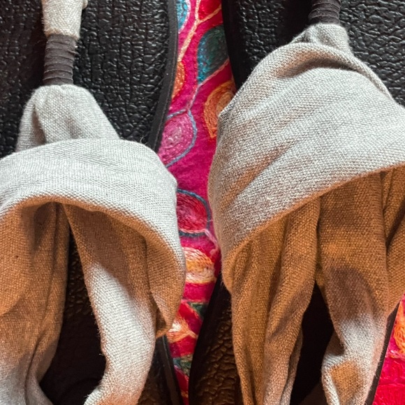 Gray yoga sandals. European size 39. So 8 8 1/2 9 US. Ridiculously comfortable. - Picture 5 of 6